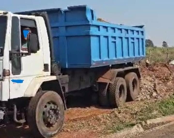 Caminhoneiro é flagrado despejando lixo no Contorno Viário