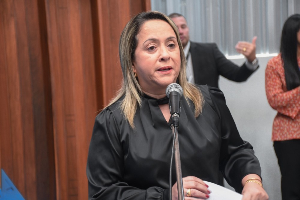 Lia Nogueira destaca necessidade de cobertura na quadra da escola de Indápolis