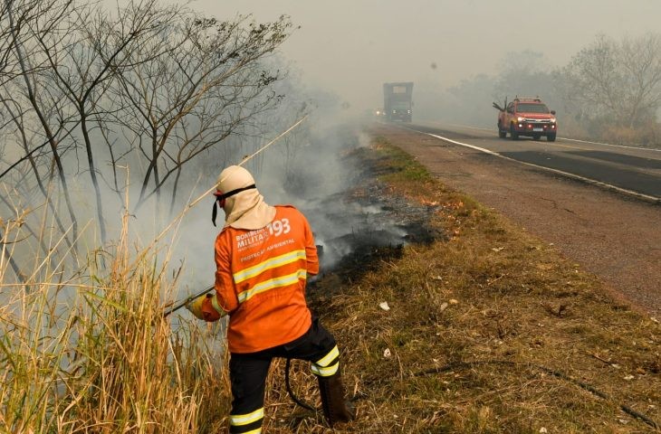 Fogo e fumaça se intensificam no Pantanal e combate aos incêndios continua