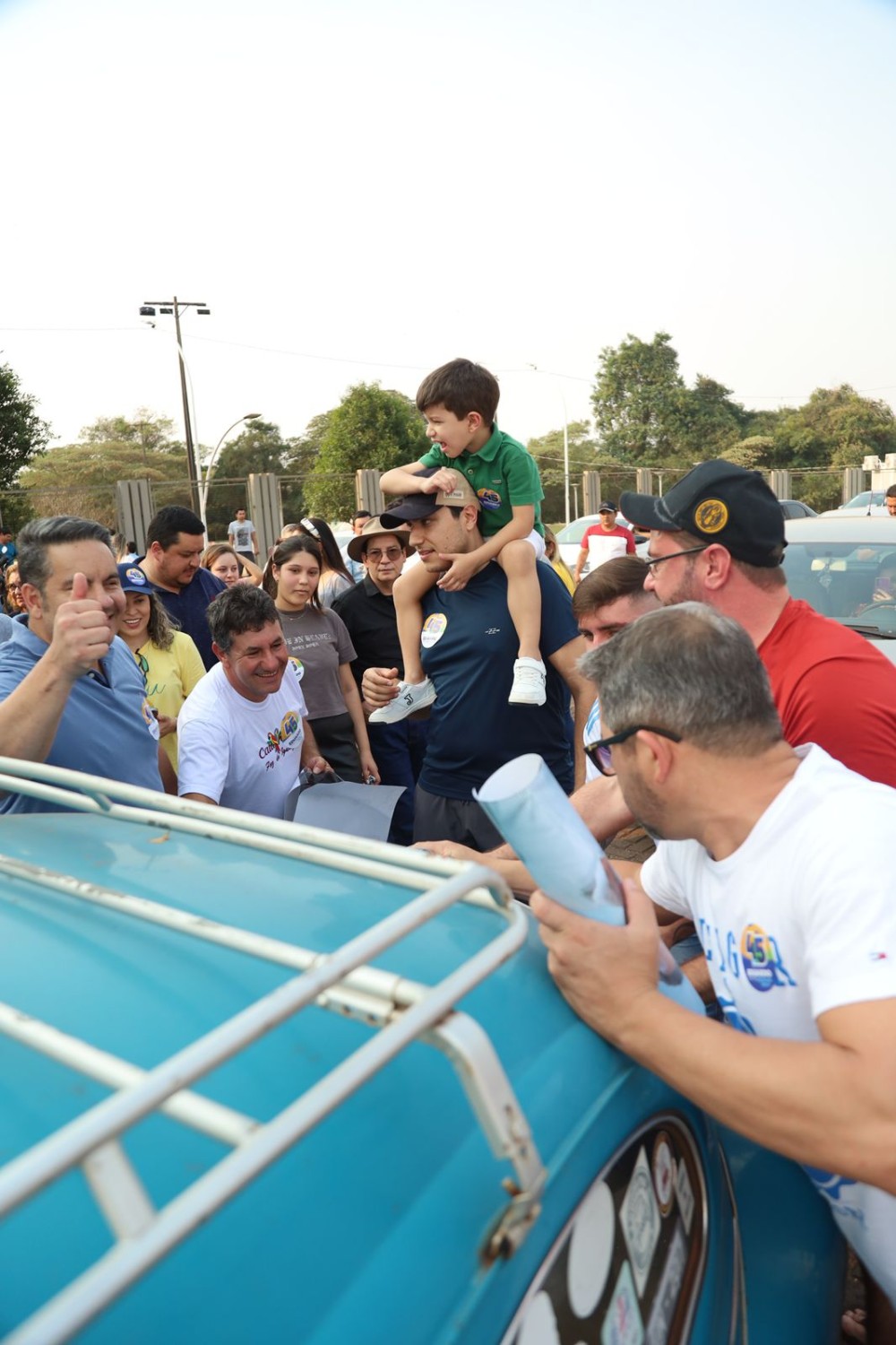Eduardo Campos realiza caminhada pelo centro e “adesivaço” no Parque dos Ervais