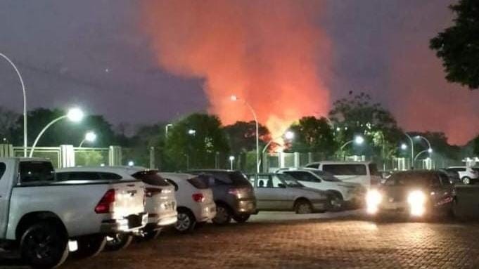 Incêndio em vegetação obriga a evacuação do Parque dos Ervais