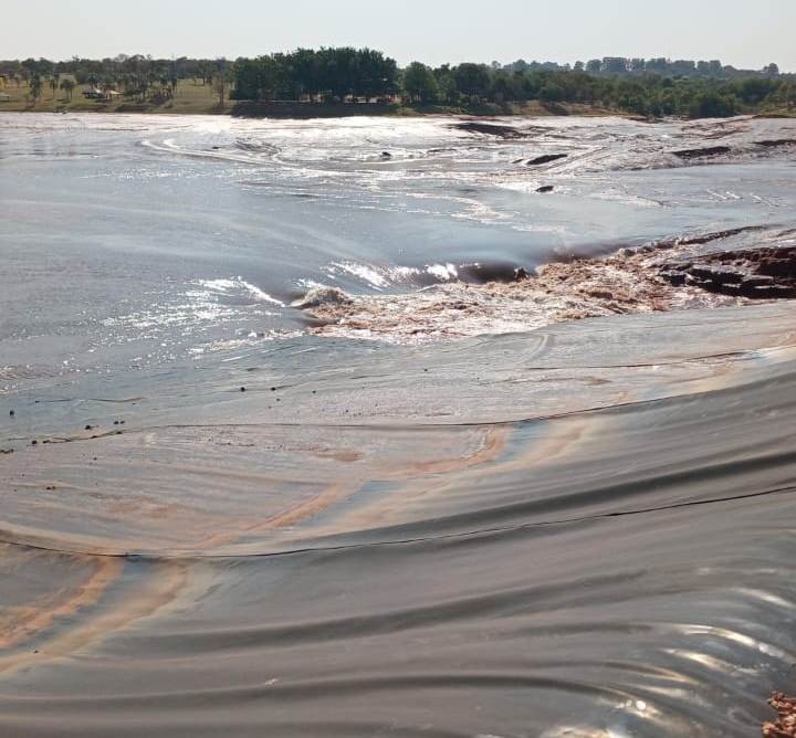ASSISTA: Barragem de condomínio de luxo estoura e leva asfalto da BR-163