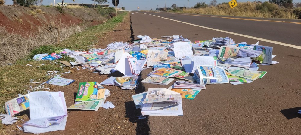 Livros didáticos são jogados em rodovia de Dourados