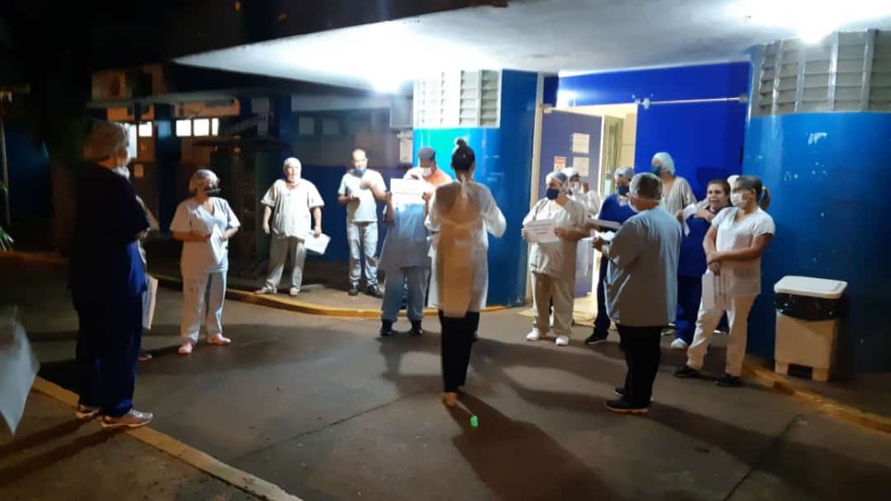 Funcionários do Hospital da Vida protestam contra atraso de salário em Dourados