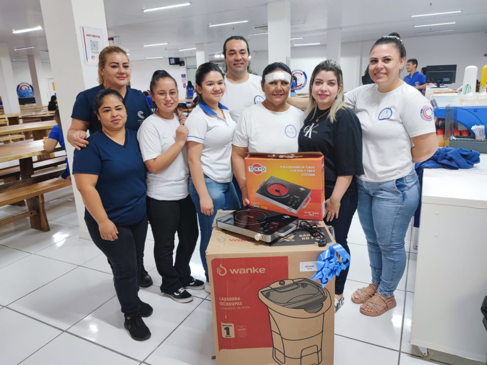 No aniversário, colaboradora da UCP ganha surpresa de colegas de trabalho