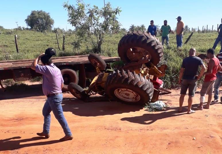 Trator cai de carroceria e mata homem de 45 anos em Tacuru