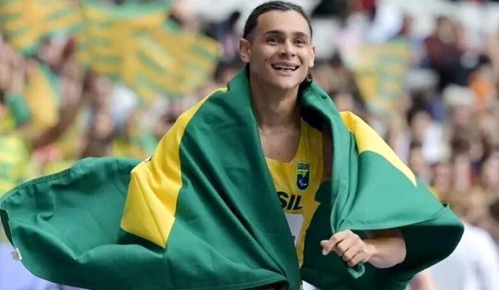 Atleta de Dourados conquista bronze no salto em distância nos Jogos de Paris