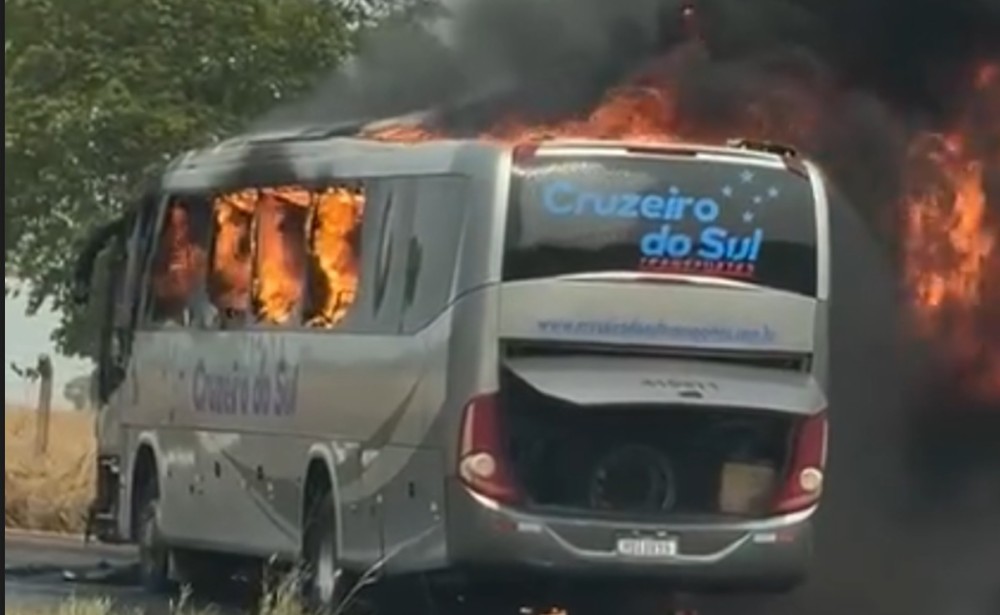 Ônibus é destruído pelo fogo em Campo Grande