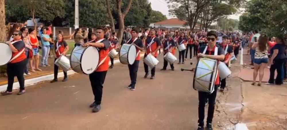 Com instrumentos musicais e computadores, Lia traz dignidade à escola Getúlio Vargas