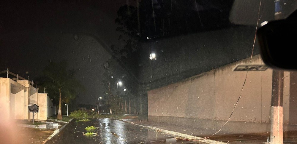 Tempestade com chuva de granizo deixa estragos na fronteira