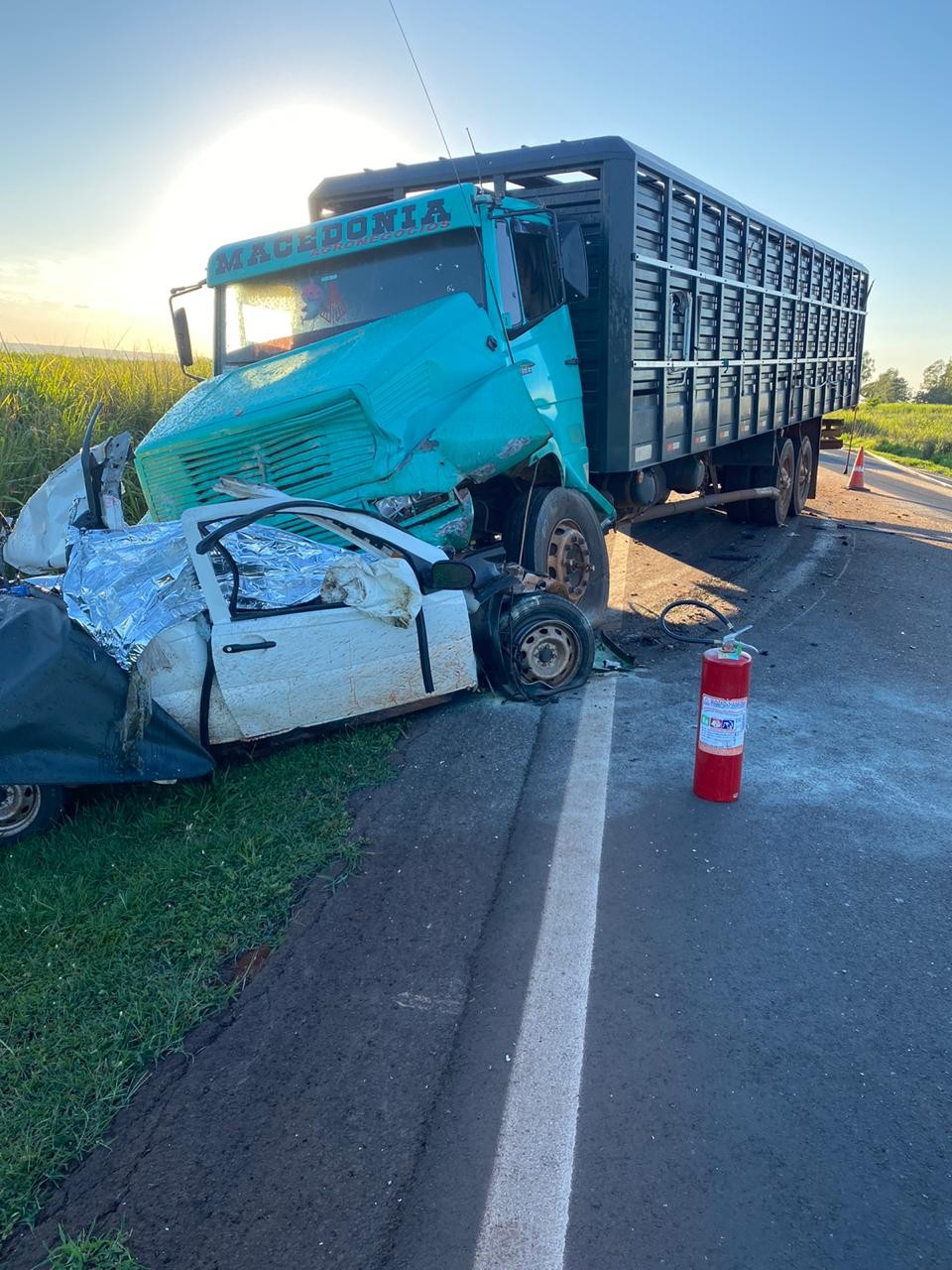 Acidente entre caminhão e carro mata 2 homens na BR-163