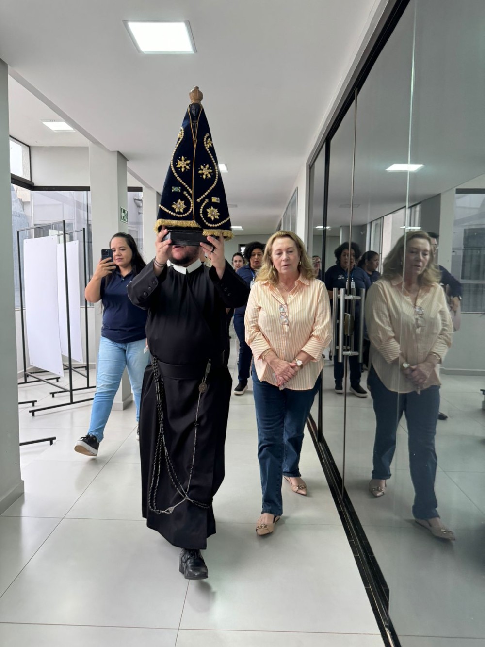 Imagem de Nossa Senhora Aparecida percorre salas do Paço Municipal