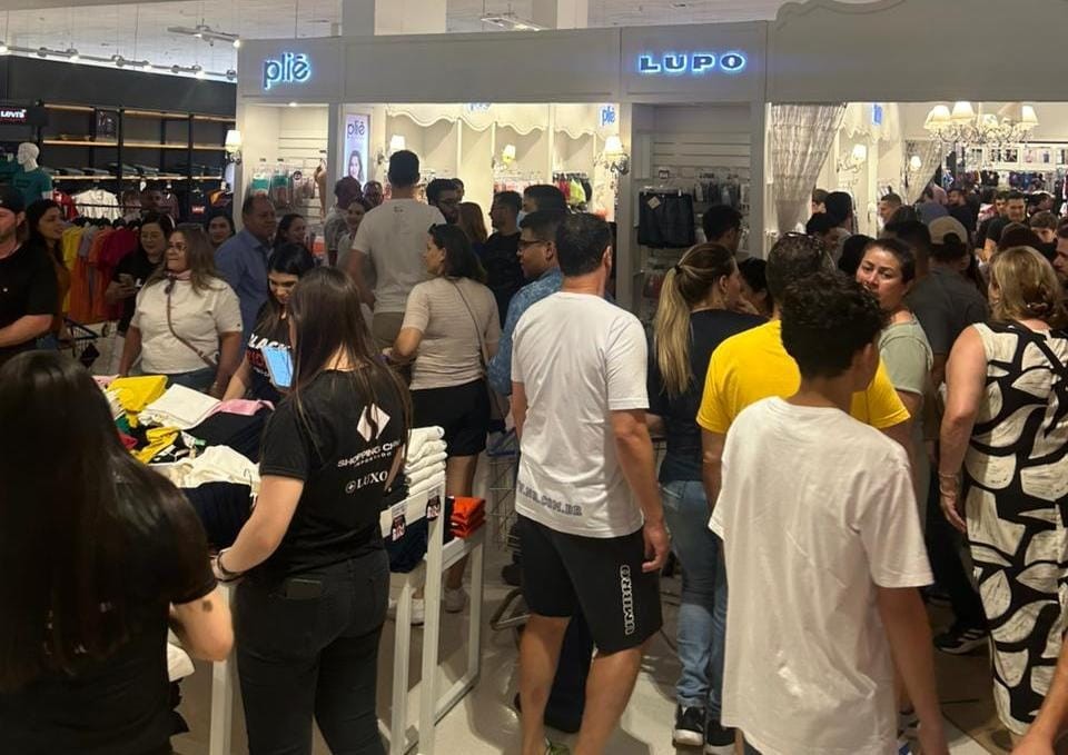Consumidores lotam a fronteira no primeiro dia de Black Friday