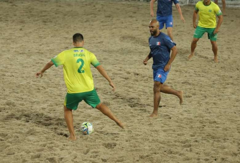 Brasil e França disputam final do Mundial de Futebol de Areia Raiz