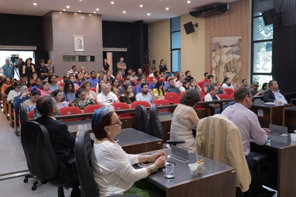 Vereadores votam projetos, apresentam indicações e prestam homenagens