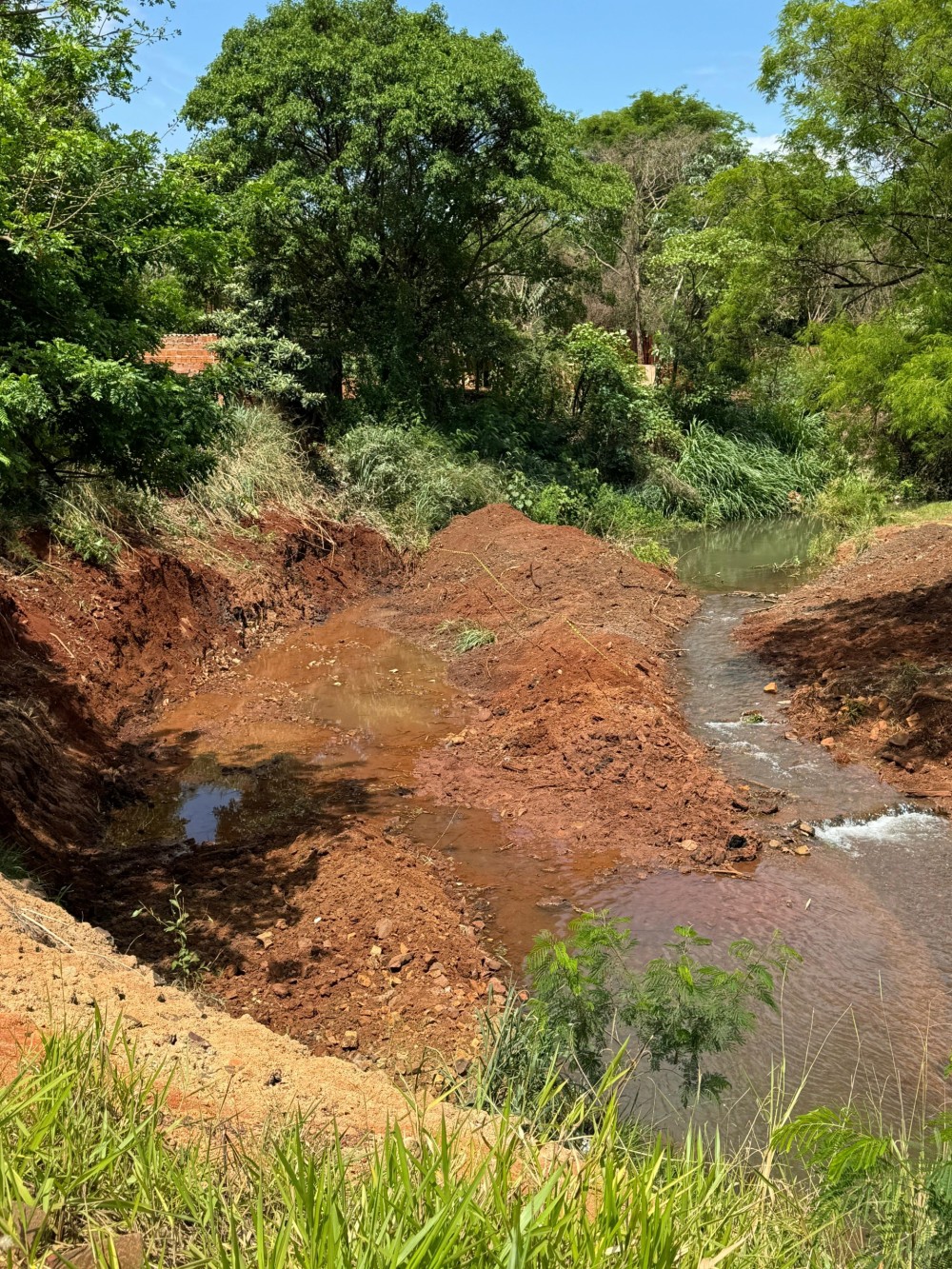 Secretaria de Obras realiza contenção de erosão no Rio São João Mirim