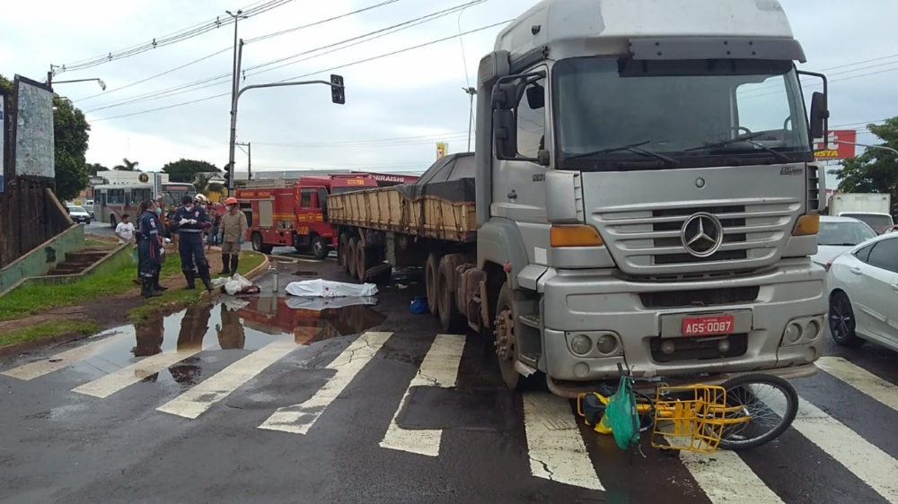 Carteiro morre após ser atropelado por carreta na capital