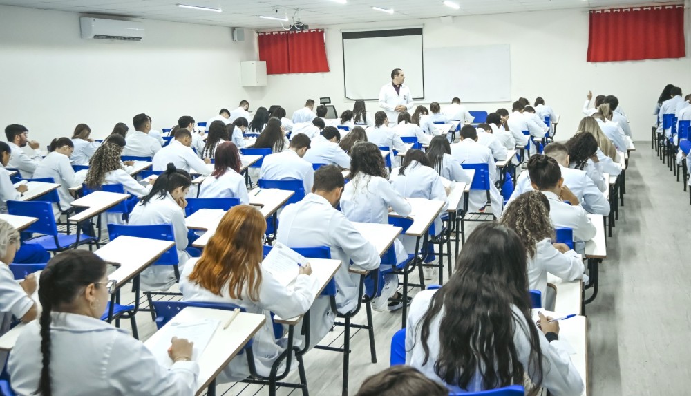 Medicina: Por qualidade e custos menores, estudantes da Argentina migram para o Paraguai