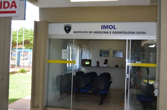 Homem é achado morto próximo a arma em frente de lanchonete na capital