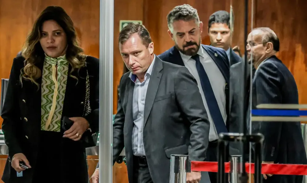 Moraes mantém delação de Mauro Cid sob sigilo