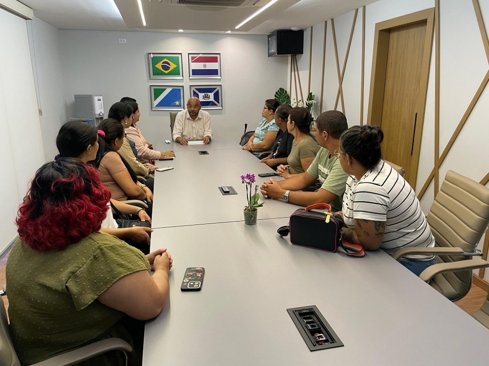 Prefeito em exercício Agnaldo Miudinho recebe pais da Banda Municipal Isaac Borges