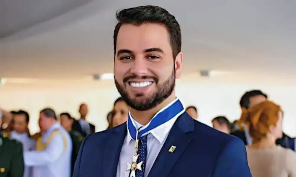 Ex-assessor de Bolsonaro é condenado por gesto racista no Senado