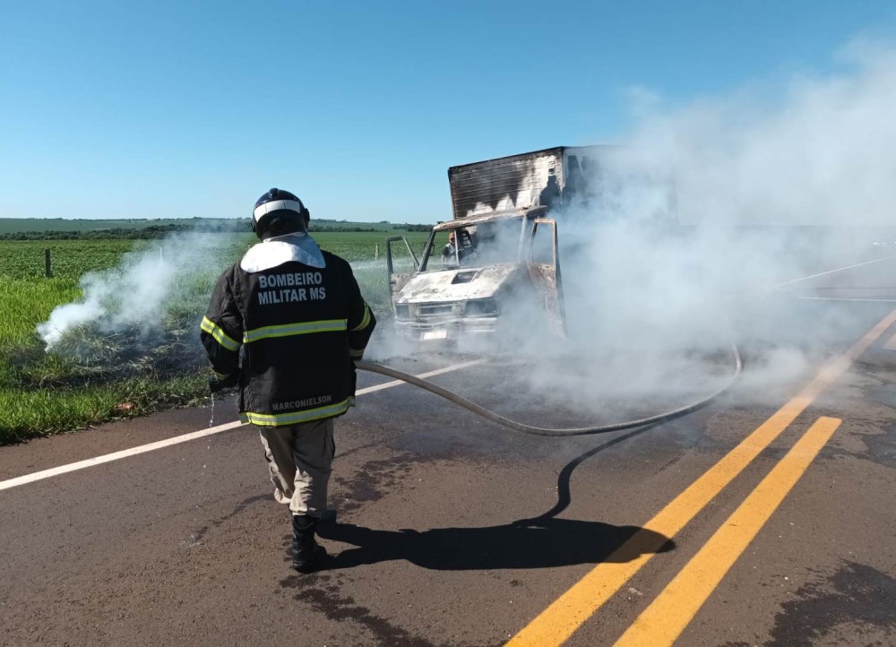 Caminhão carregado de pão pega fogo na MS 289
