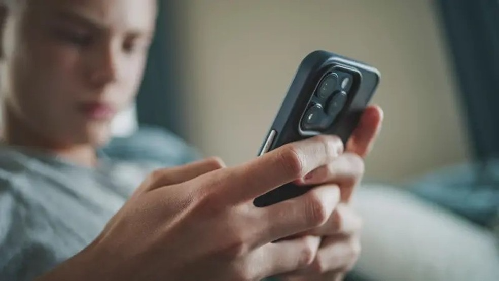 Senado aprova projeto que limita uso de celulares na educação