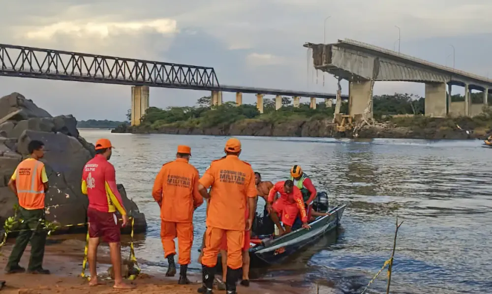 Chega a 8 o número de mortes confirmadas após queda de ponte