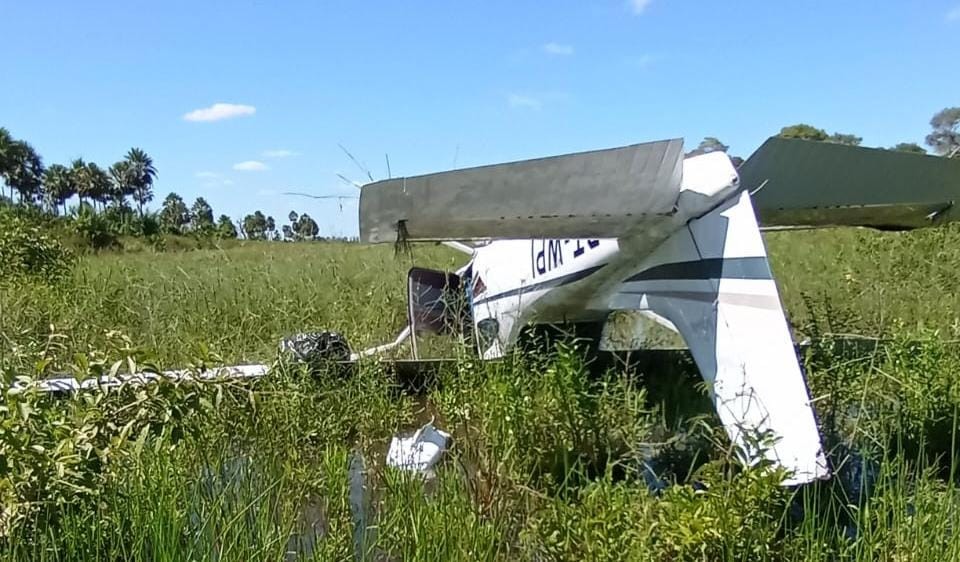 Avião capota na decolagem e deixa dois feridos no Pantanal