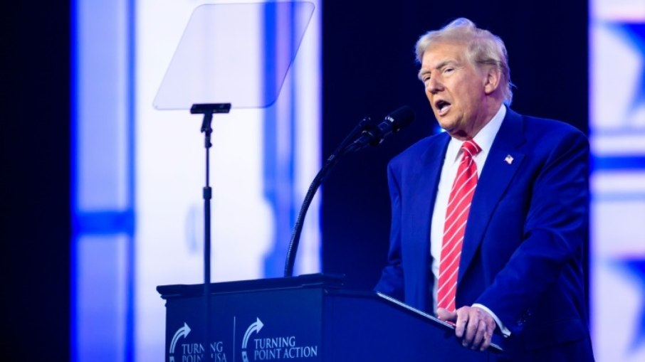 Trump tenta adiar sentença em caso de atriz pornô