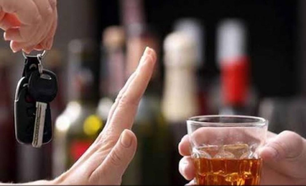 Motociclista embriagado e pilotando com lata de cerveja nas mãos é preso