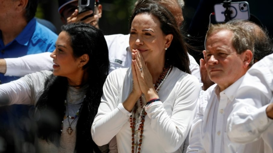 Oposição acusa Maduro de 'golpe de Estado' e promete resistir