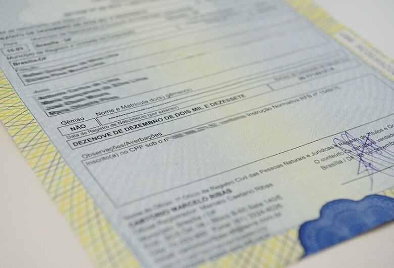Volta ao Senado projeto que facilita corrigir nomes de pais em certidões