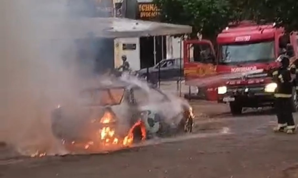 Veículo é destruído pelo fogo na Vila Áurea em Ponta Porã