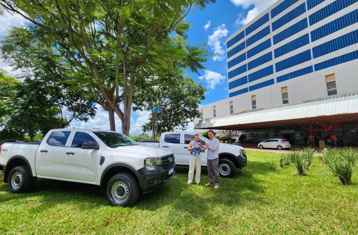SES entrega duas caminhonetes para o HR de MS