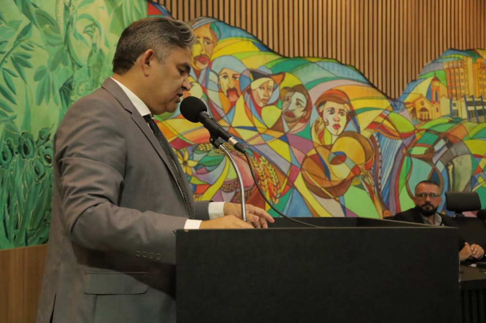Marcelino Nunes solicita cobertura em escola municipal e substituição de asfalto em via movimentada