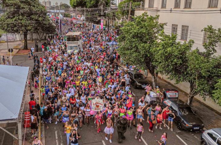 Você sabia que pular Carnaval também é uma forma de atividade física?