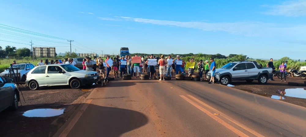 ASSISTA: Moradores fecham a BR-163 em protesto por mais segurança