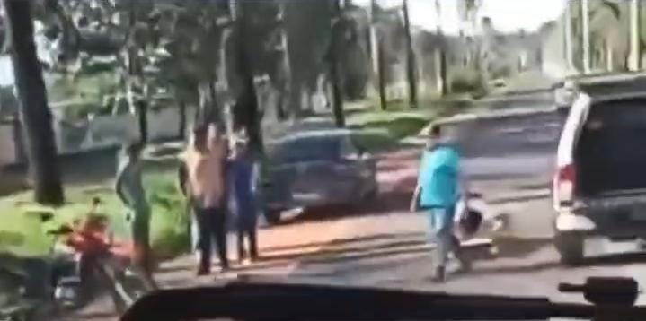 Caixão cai de carro funerário em Cassilândia e cena chama atenção