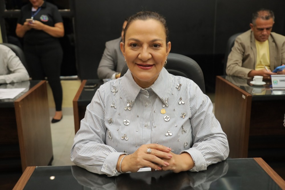 Anny Espínola solicita poda de árvores de antiga escola e ar condicionado no CEINF Eurora Ramos