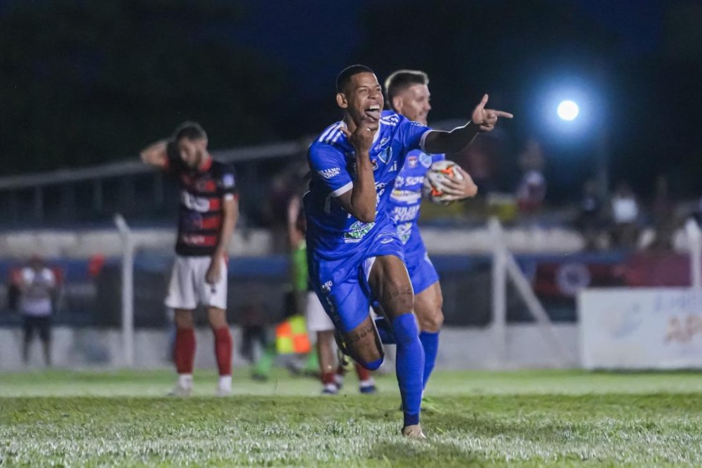 Zagueiro marca 3, Ivinhema goleia Águia Negra e está na final do Campeonato Estadual