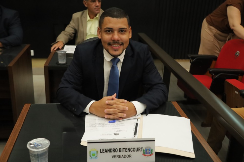 Leandro Bitencourt solicita troca de lâmpadas em ginásio e coberturas para pontos de ônibus
