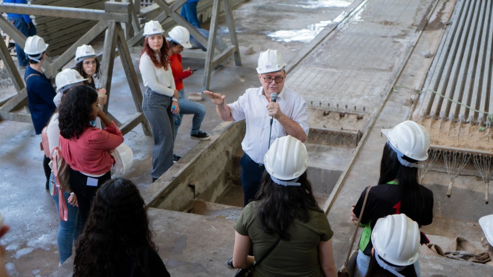 Em visita técnica, acadêmicos de Arquitetura e Urbanismo se encantam com processo de fabricação