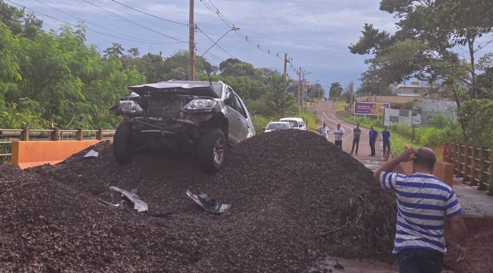 Em Dourados motorista “atropela” canteiro de obras com SW4