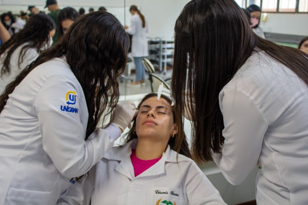 Aprendizado na pele: acadêmicos da UNIGRAN EaD testam técnicas de visagismo e maquiagem