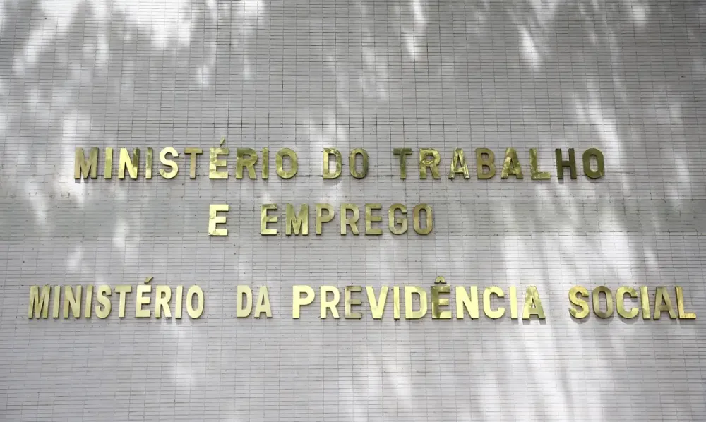 Médicos peritos do INSS voltam ao trabalho nesta segunda-feira