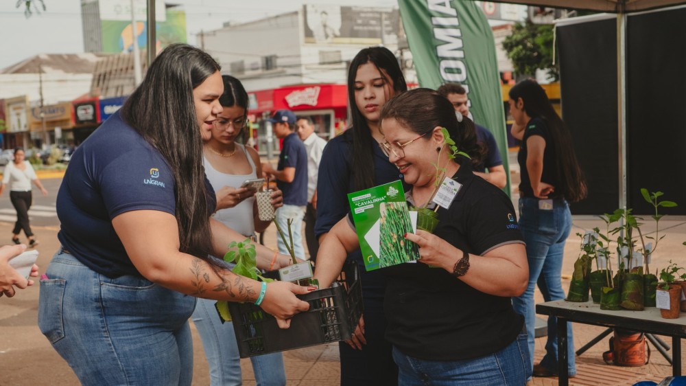 Ação de acadêmicos de Agronomia e Produção Agrícola incentiva uso de ervas medicinais
