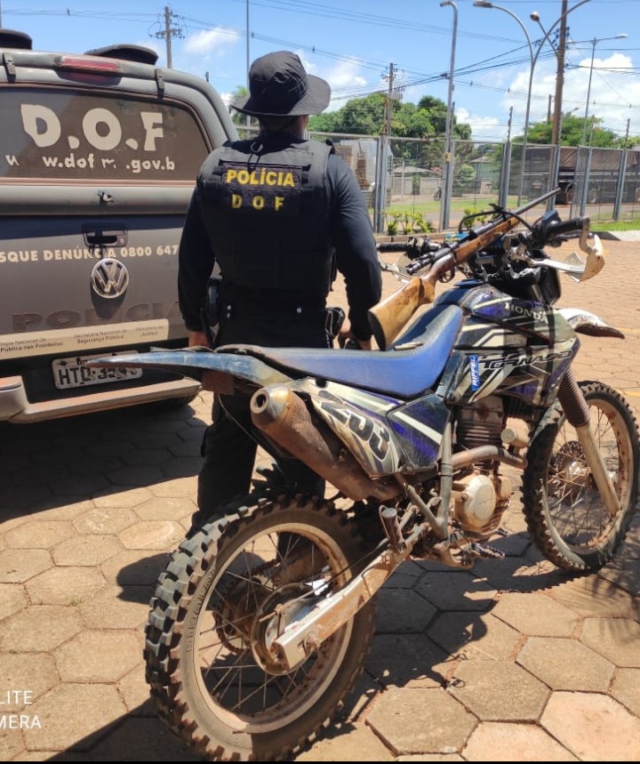 DOF cumpre mandado de prisão, recupera veículo e apreende fuzil e pistola.