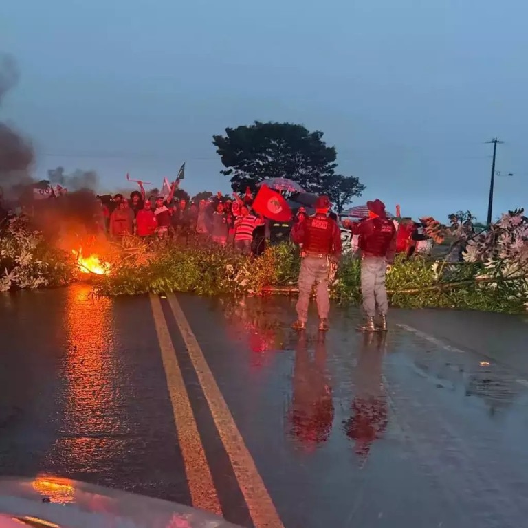 Membros do MST bloqueiam rodovia nesta segunda-feira